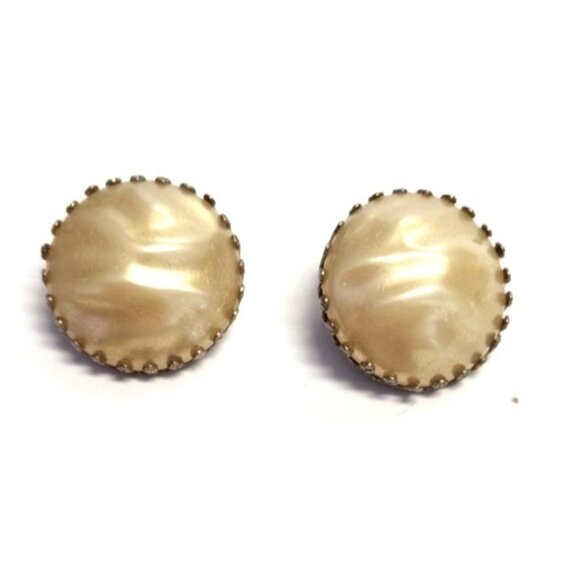 Vintage Gold Pearl Oyster Round Clip Earrings - Picture 1 of 2